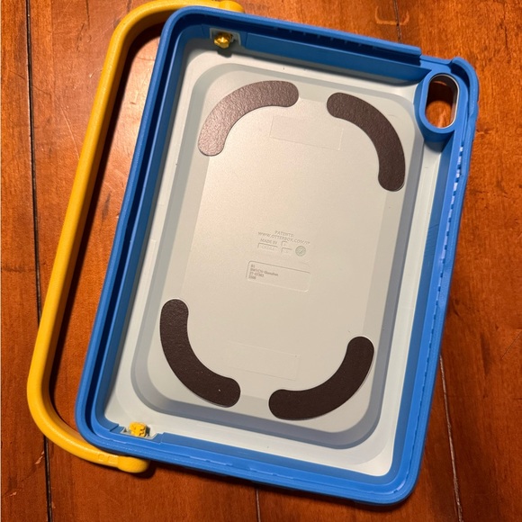 NIB iPad 128GB (A16) Model A3354 with OtterBox Case, screen protector + stylus! - Picture 7 of 11